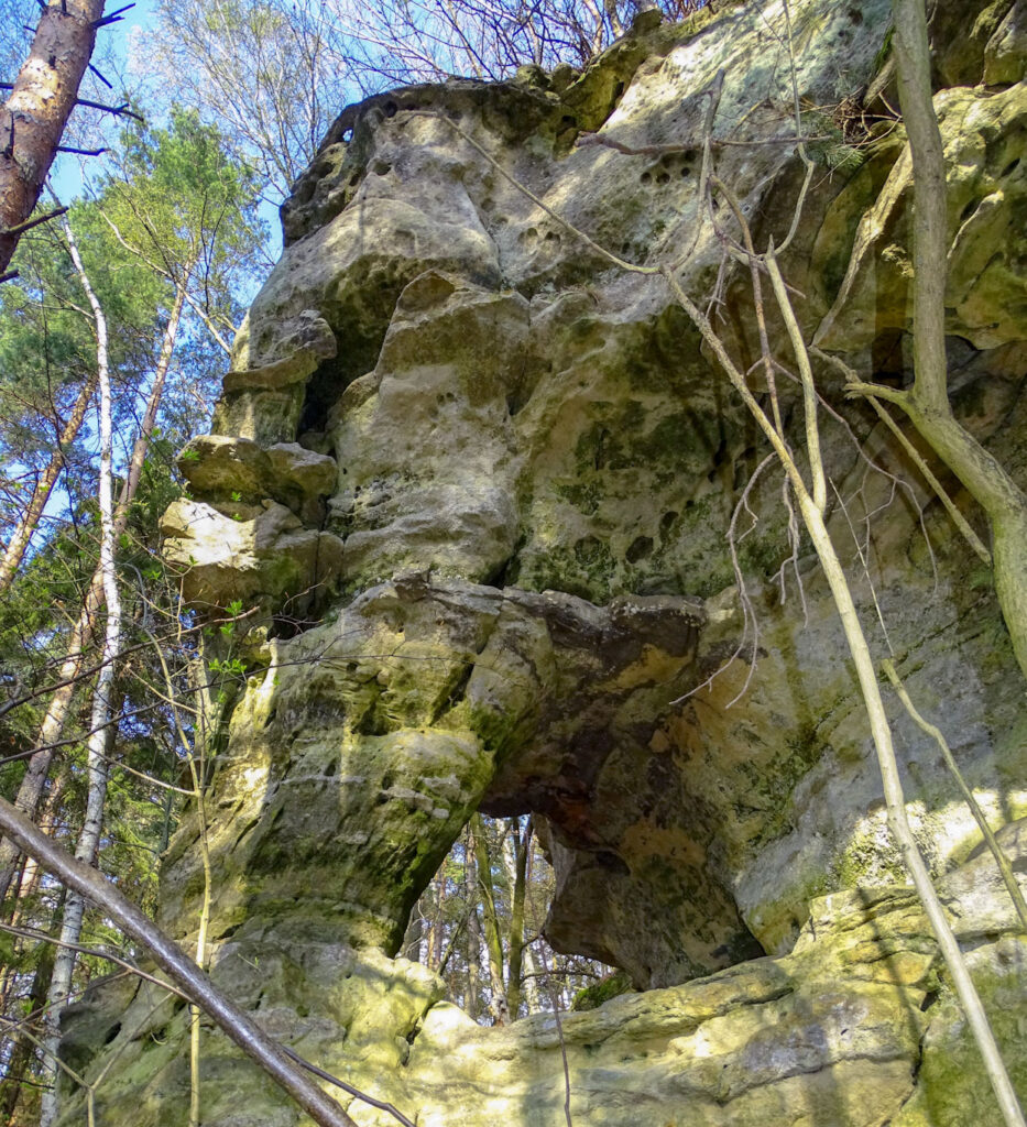 Skalní okno u Strážiště v údolí Zábrdky