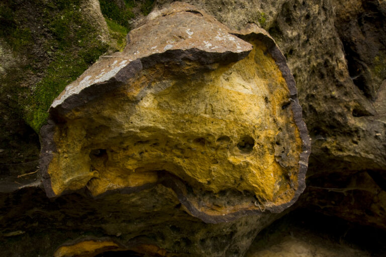 Skalní divadlo - železné klády