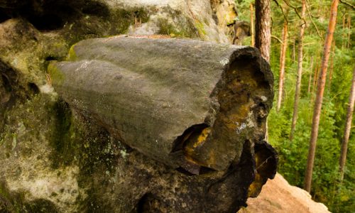 Skalní divadlo - železné klády