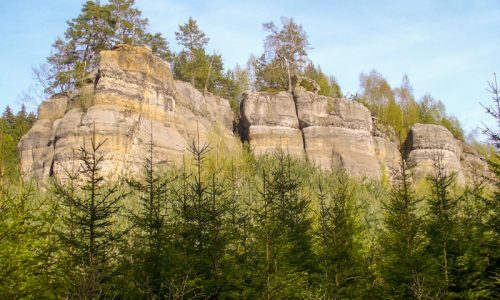 Skalní výchozy poblíž Divadla